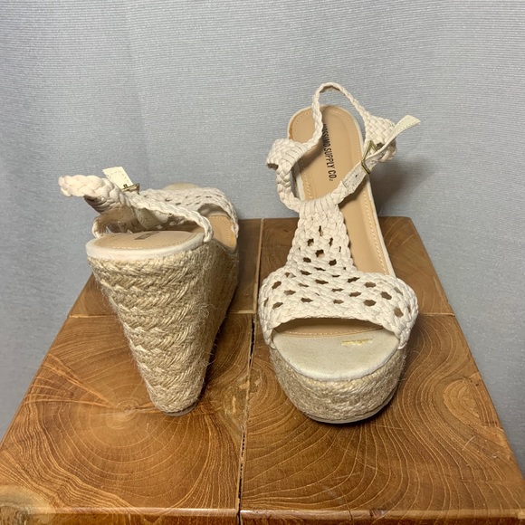 🌱 Mossimo summer wedges - Picture 2 of 4